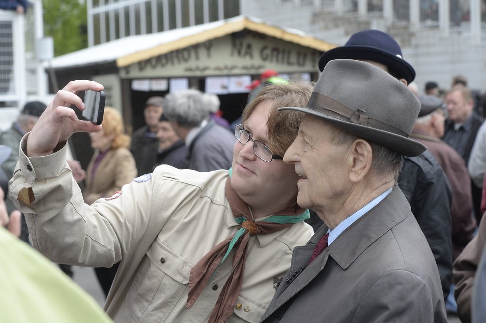 Prvomájový mítink KSČM: Selfie s Milošem Jakešem