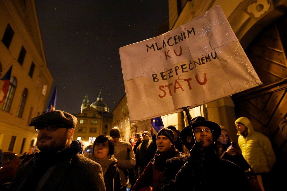 Protest před Sněmovnou proti zvolení komunisty Zdeňka Ondráčka šéfem komise pro kontrolu GIBS