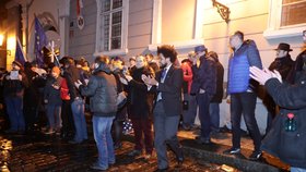 Protest před Sněmovnou proti zvolení komunisty Zdeňka Ondráčka šéfem komise pro kontrolu GIBS