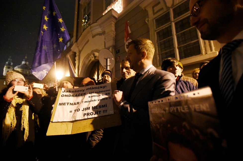 Protest před Sněmovnou proti zvolení komunisty Zdeňka Ondráčka šéfem komise pro kontrolu GIBS