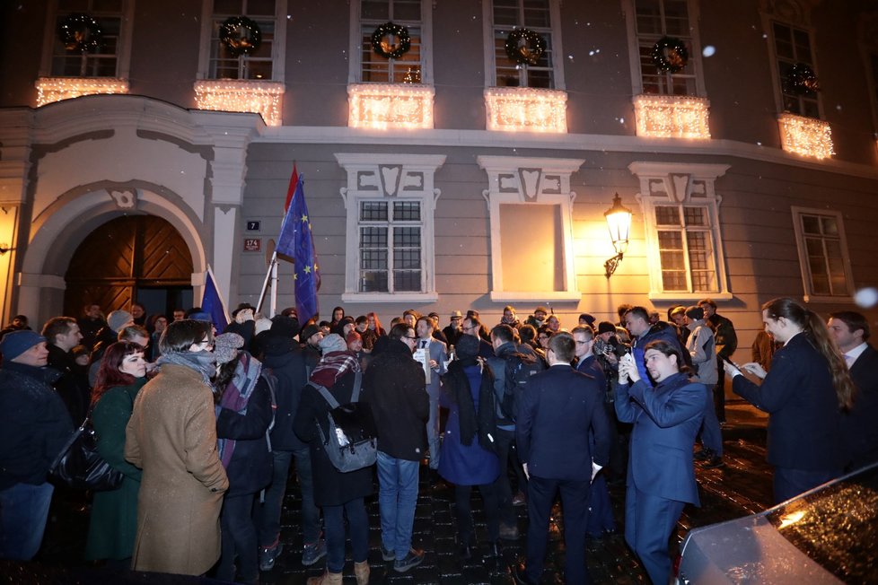 Protest před Sněmovnou proti zvolení komunisty Zdeňka Ondráčka šéfem komise pro kontrolu GIBS