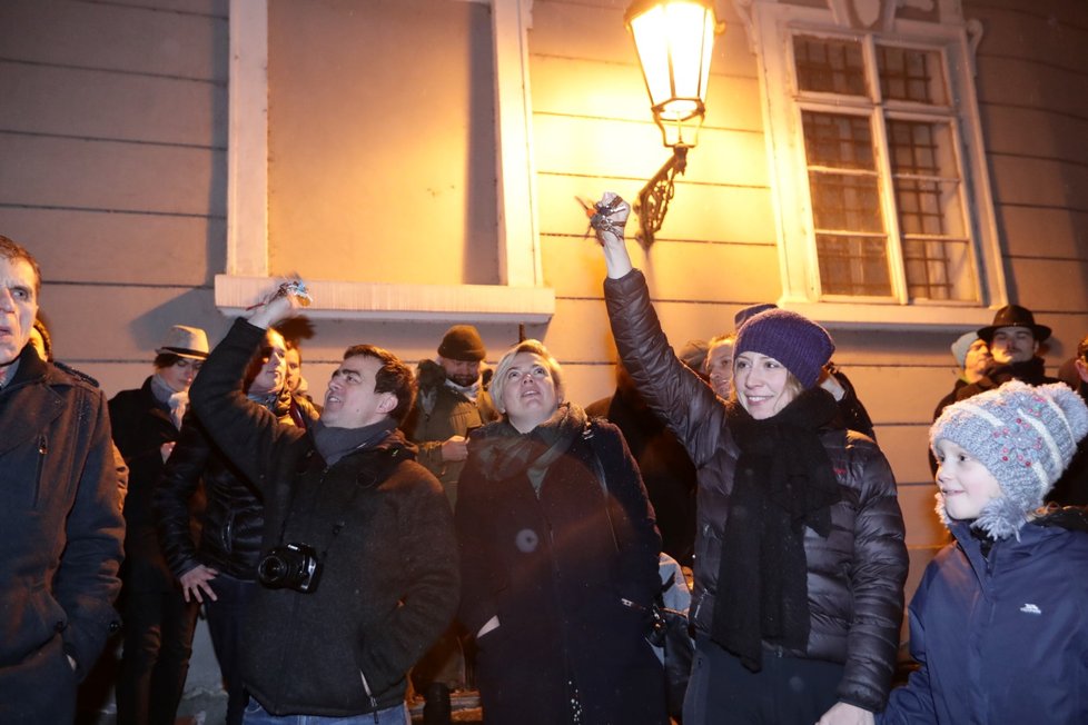 Protest před Sněmovnou proti zvolení komunisty Zdeňka Ondráčka šéfem komise pro kontrolu GIBS