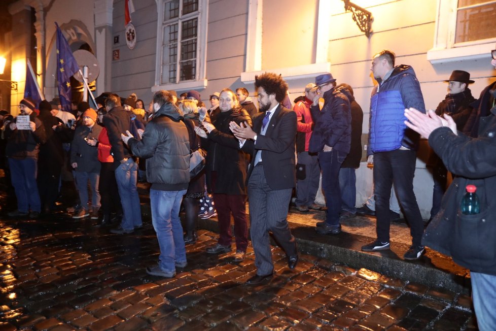 Protest před Sněmovnou proti zvolení komunisty Zdeňka Ondráčka šéfem komise pro kontrolu GIBS