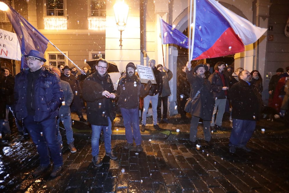 Protest před Sněmovnou proti zvolení komunisty Zdeňka Ondráčka šéfem komise pro kontrolu GIBS