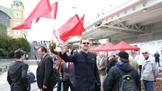 Stalinistka Semelová označila odpůrce komunistů za chátru. Na mítink KSČM přišli s transparentem "rudý zrůdy"