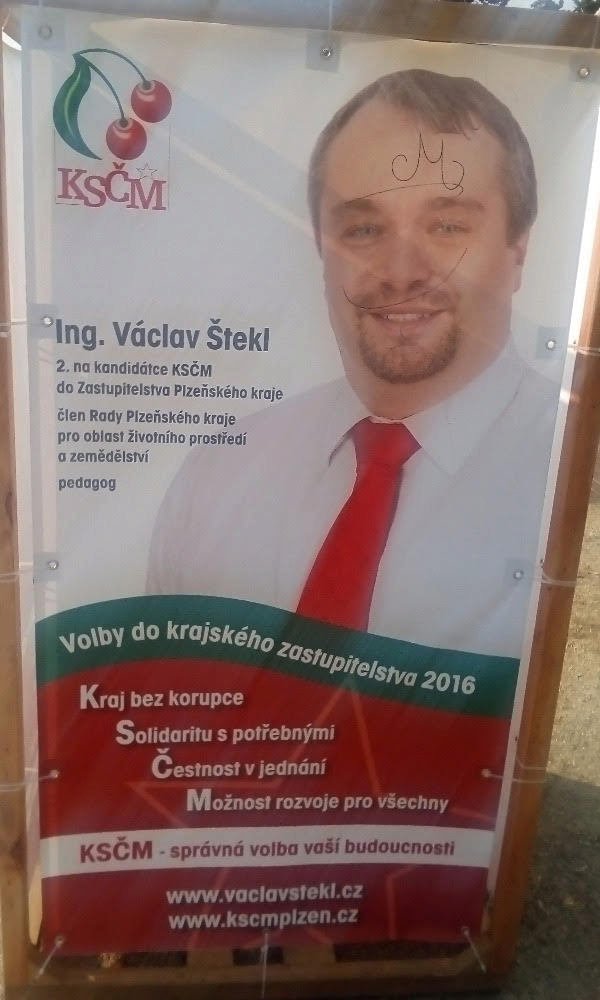 Na plakátech komunistů se objevily čmárance.