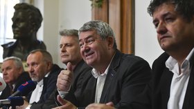 Ústřední výbor KSČM vyslovil nesouhlas s platformou Restart, která ve straně vznikla po neúspěchu ve volbách, řekl novinářům předseda komunistů Filip.