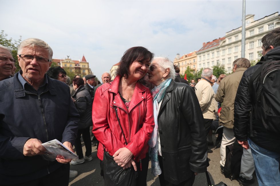 &#34;Rudá Marta&#34;, tedy exposlankyně Semelová, na komunistických oslavách 1. máje