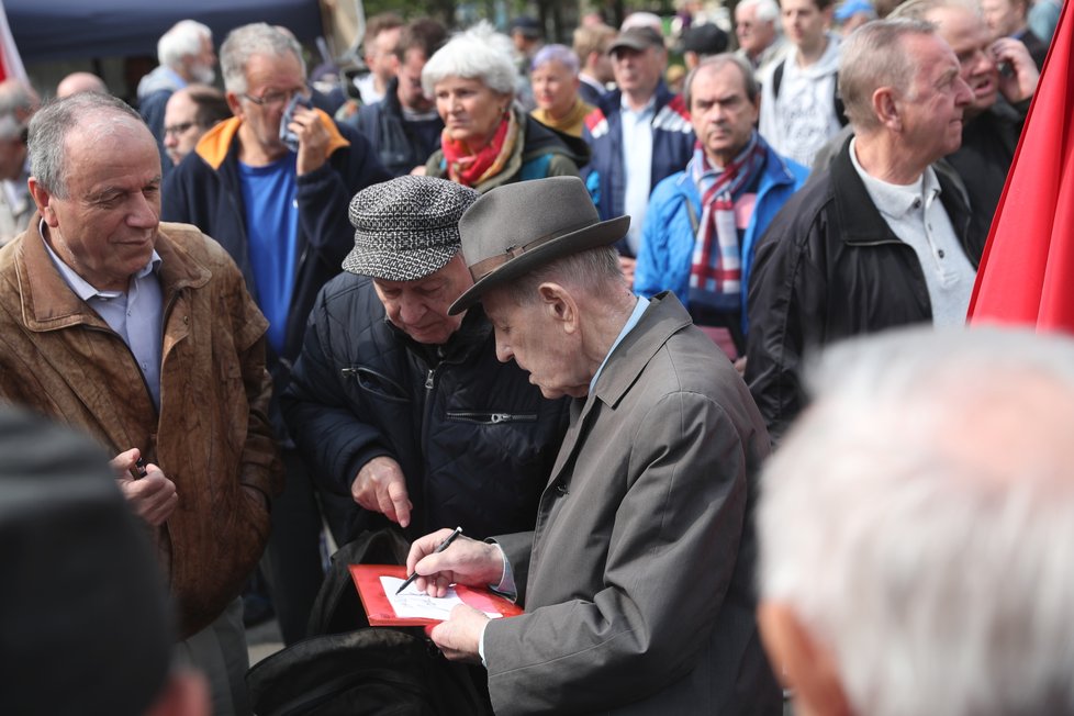 Milouš Jakeš nechyběl na náměstí Jiřího z Poděbrad, kde komunisté slavili svátek práce. (1.5.2019)