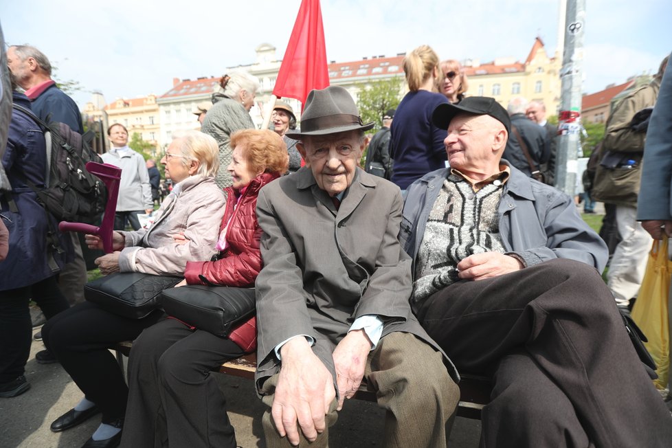 Milouš Jakeš nechyběl na náměstí Jiřího z Poděbrad, kde komunisté slavili svátek práce. (1.5.2019)