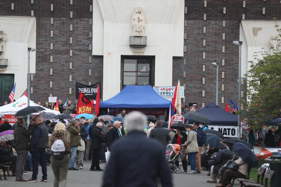 Na prvomájovou akci KSČM dorazili jak komunisté, tak i jejich odpůrci (1.5.2019)