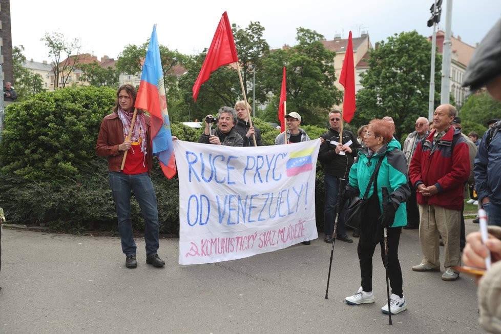 Na prvomájovou akci KSČM dorazili jak komunisté, tak i jejich odpůrci. (1. 5. 2019)