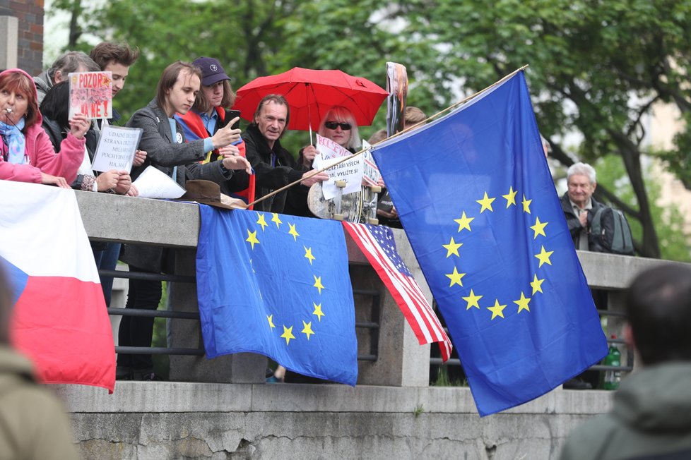 Na prvomájovou akci KSČM dorazili jak komunisté, tak i jejich odpůrci (1.5.2019)