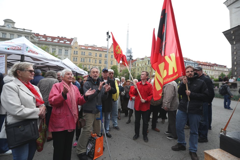 Na prvomájovou akci KSČM dorazili jak komunisté, tak i jejich odpůrci (1.5.2019)