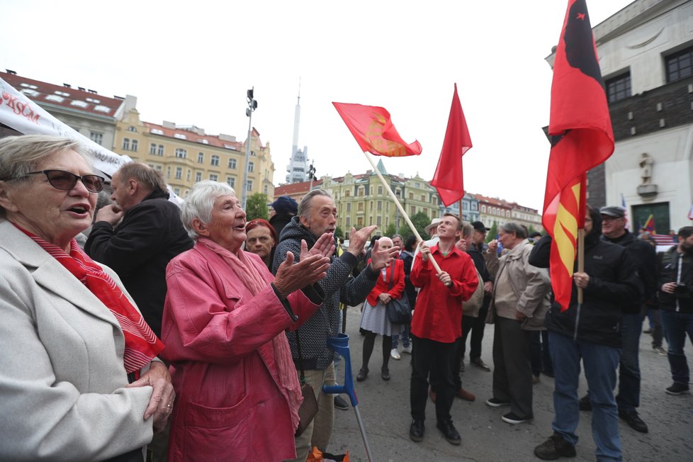 Na prvomájovou akci KSČM dorazili jak komunisté, tak i jejich odpůrci (1.5.2019)