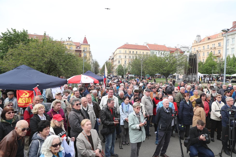 Akci KSČM 1. května provázely i protesty odpůrců komunistů