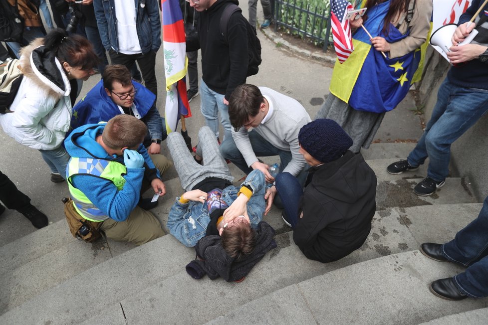 Akci KSČM 1. května provázely i protesty odpůrců komunistů.