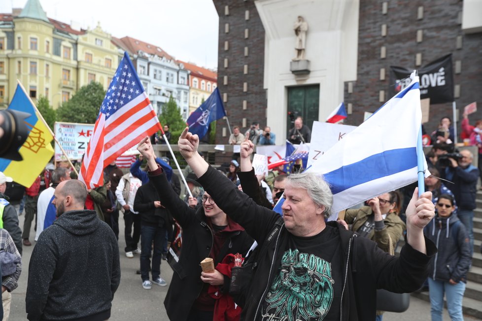 Akci KSČM 1. května provázely i protesty odpůrců komunistů.