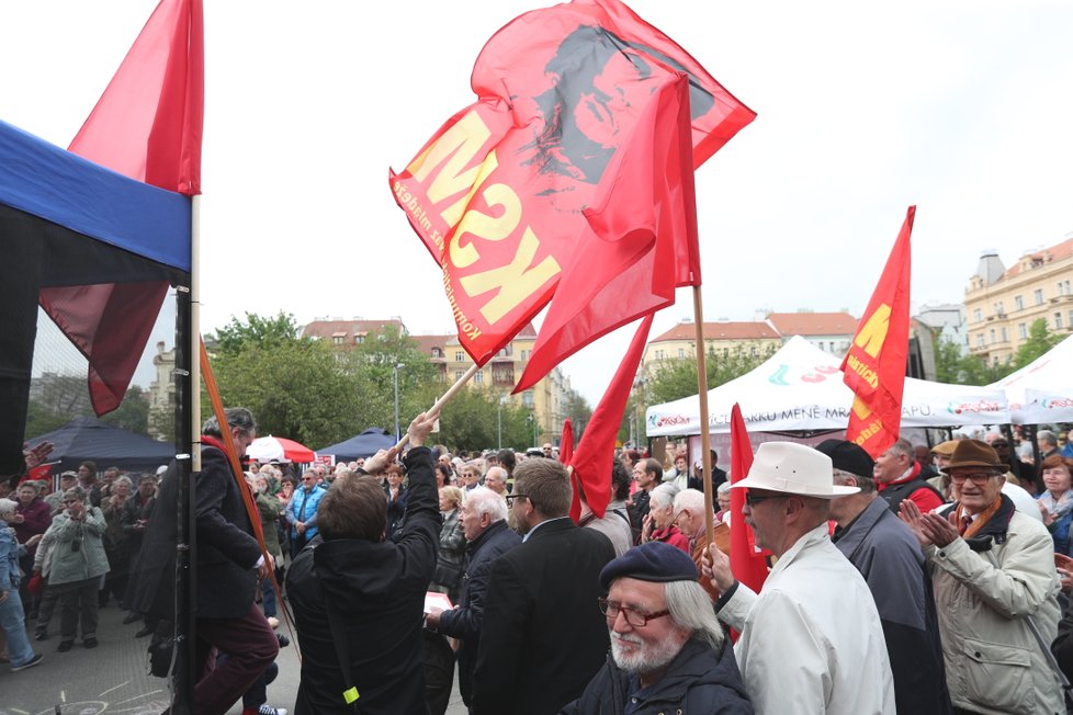 Akci KSČM 1. května provázely i protesty odpůrců komunistů.