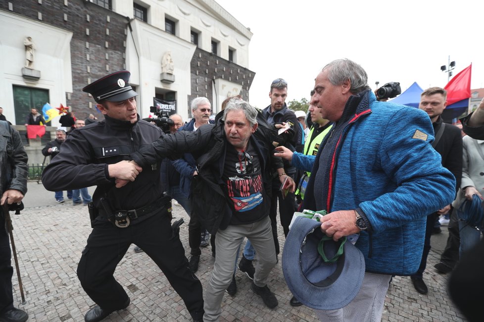 Na akci KSČM k 1. máji 2019 došlo i na policejní zásah. Dorazili tam totiž rovněž odpůrci komunistů.