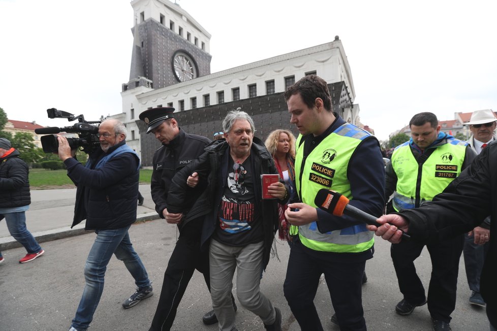 Na akci KSČM k 1. máji 2019 došlo i na policejní zásah. Dorazili tam totiž rovněž odpůrci komunistů