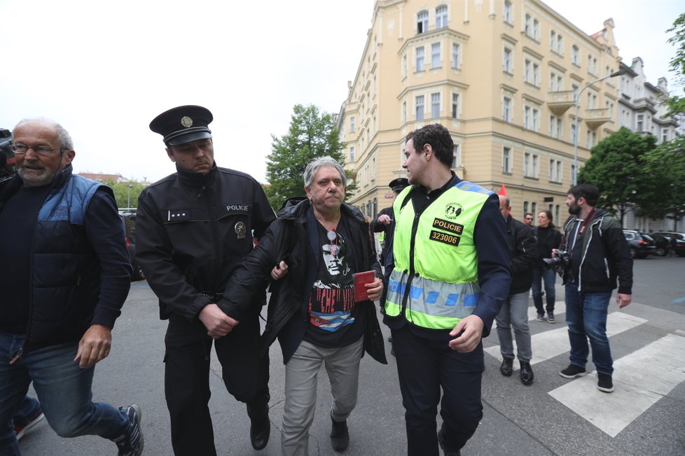 Na akci KSČM k 1. máji 2019 došlo i na policejní zásah. Dorazili tam totiž rovněž odpůrci komunistů