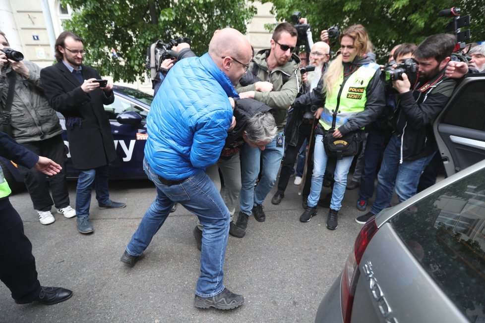 Na akci KSČM k 1. máji 2019 došlo i na policejní zásah. Dorazili tam totiž rovněž odpůrci komunistů