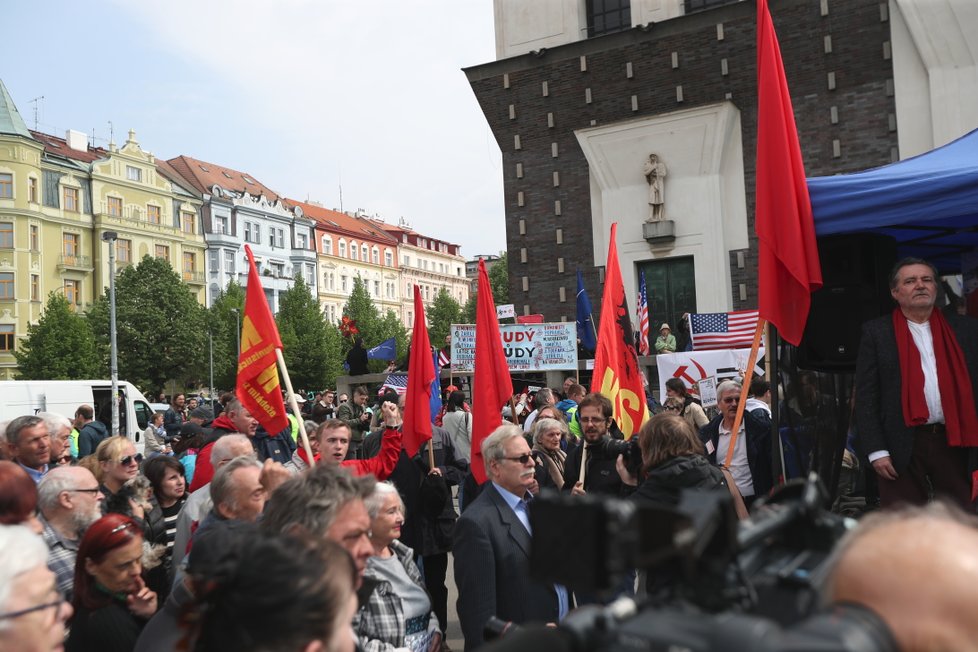 Akci KSČM 1. května provázely i protesty odpůrců komunistů