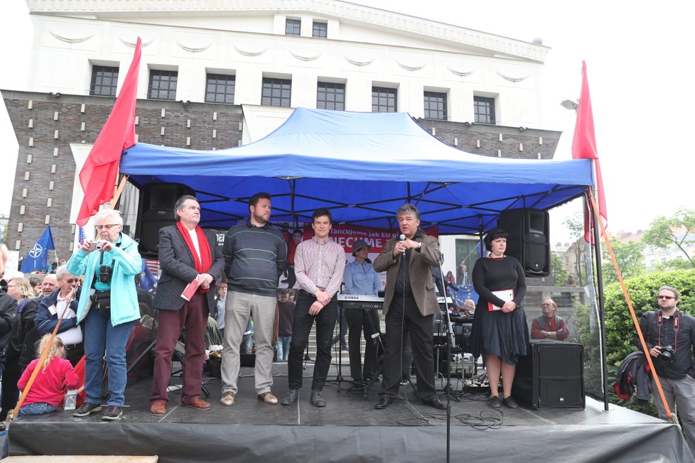 Akci KSČM 1. května provázely i protesty odpůrců komunistů