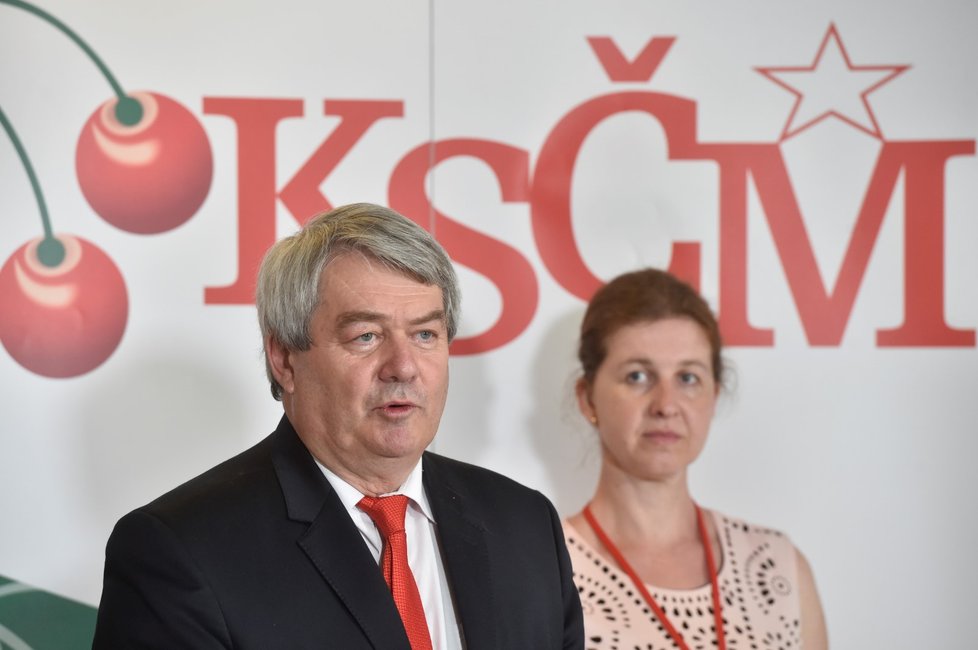 Sjezd KSČM v Nymburku: Šéf komunistů Filip a předsedkyně revizní komise Pěnčíková (21.4.2018)