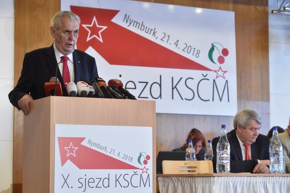 Miloš Zeman na sjezdu KSČM v Nymburku (21. 4. 2018). Piráti zdůrazňují, že navrhovaná novela není namířena proti současné hlavě státu.