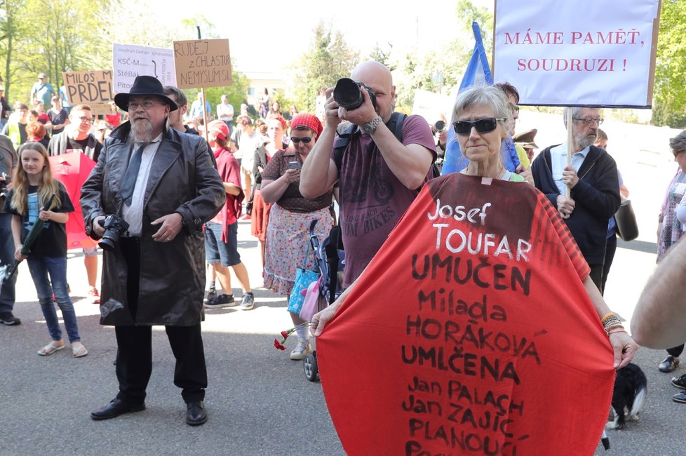 Protest proti sjezdu KSČM a prezidentu Zemanovi v Nymburku (21. 4. 2018)