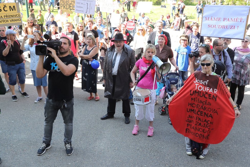 Protest proti sjezdu KSČM a prezidentovi Zemanovi v Nymburku (21.4.2018)