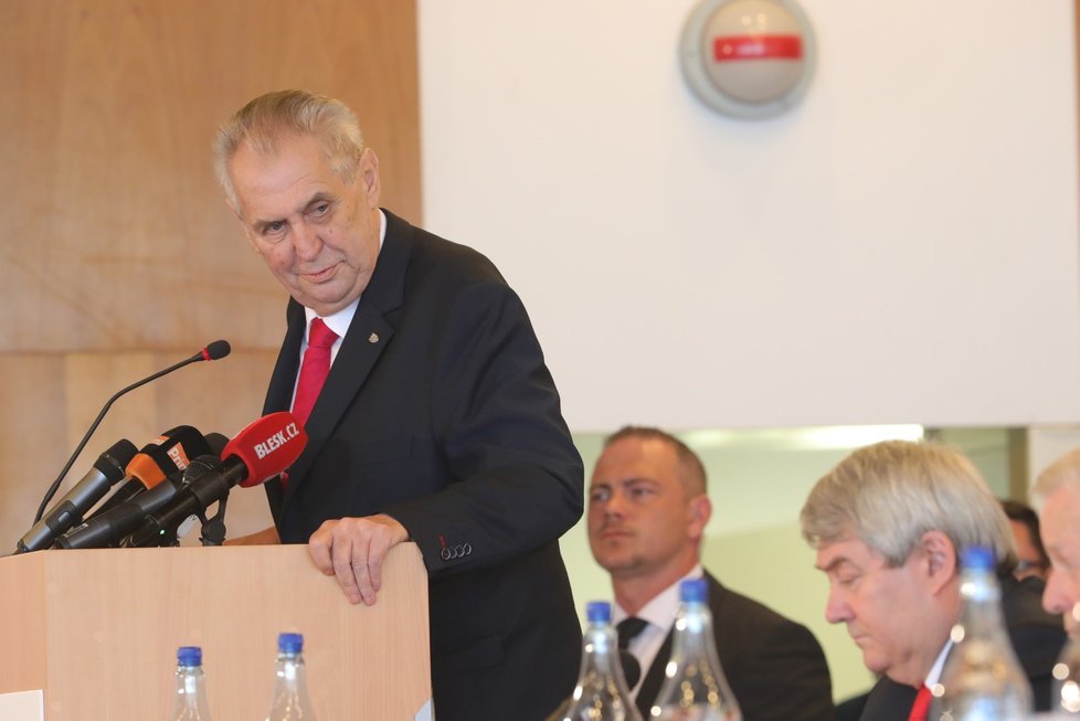 Miloš Zeman na sjezdu KSČM v Nymburku (21. 4. 2018). Piráti zdůrazňují, že navrhovaná novela není namířena proti současné hlavě státu.