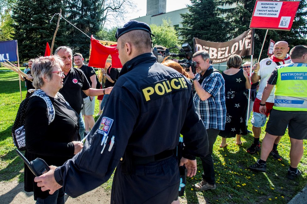 Protest proti sjezdu KSČM a prezidentovi Zemanovi v Nymburku (21.4.2018)