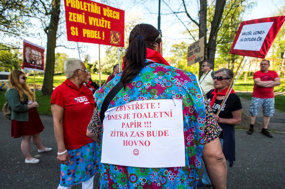 Protest proti sjezdu KSČM a prezidentovi Zemanovi v Nymburku (21.4.2018)