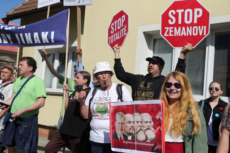 Protest proti sjezdu KSČM a prezidentovi Zemanovi v Nymburku (21.4.2018)