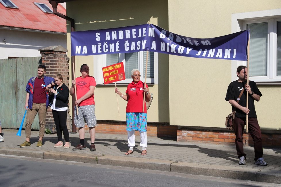 Protest proti sjezdu KSČM a prezidentovi Zemanovi v Nymburku (21.4.2018)