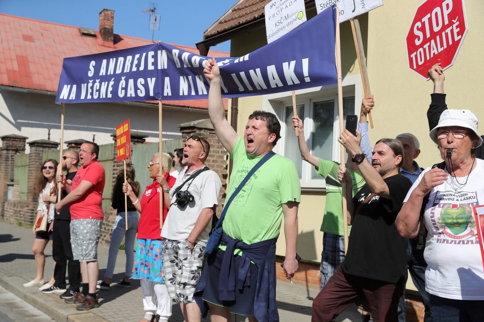 Protest proti sjezdu KSČM a prezidentovi Zemanovi v Nymburku (21. 4. 2018)