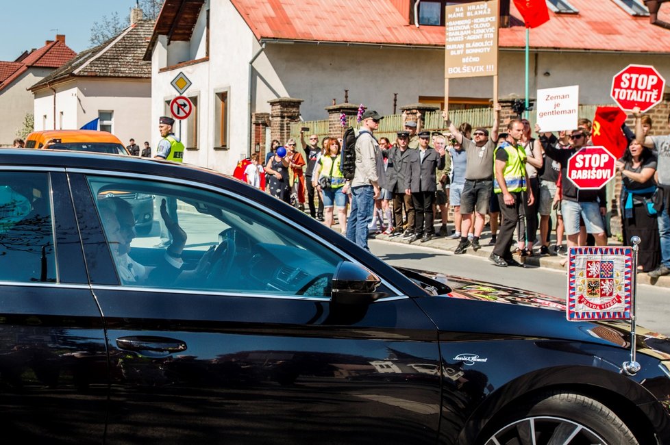 Protest proti sjezdu KSČM a prezidentovi Zemanovi v Nymburku (21. 4. 2018)