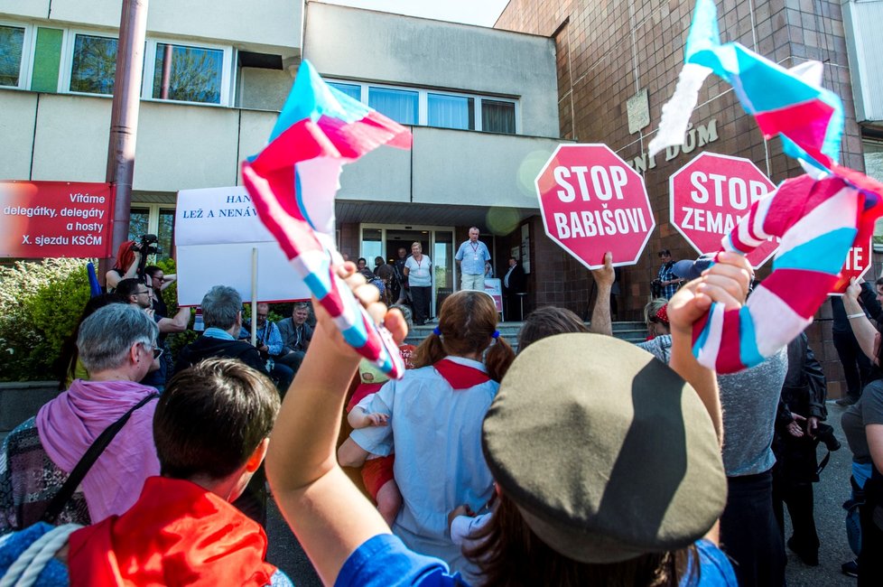 Protest proti sjezdu KSČM a prezidentovi Zemanovi v Nymburku (21.4.2018)