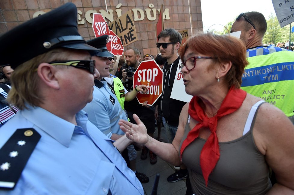 Protest proti sjezdu KSČM a prezidentovi Zemanovi v Nymburku (21.4.2018)