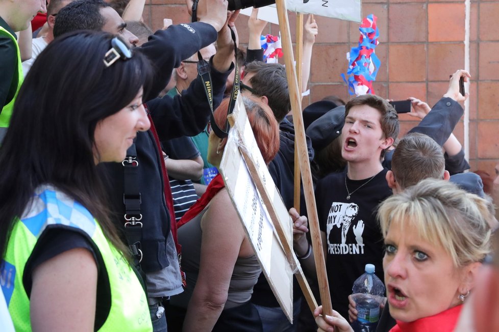 Protest proti sjezdu KSČM a prezidentovi Zemanovi v Nymburku (21.4.2018)