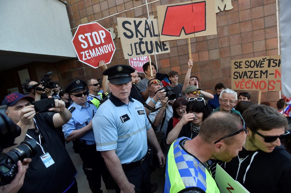 Protest proti sjezdu KSČM a prezidentovi Zemanovi v Nymburku (21.4.2018)