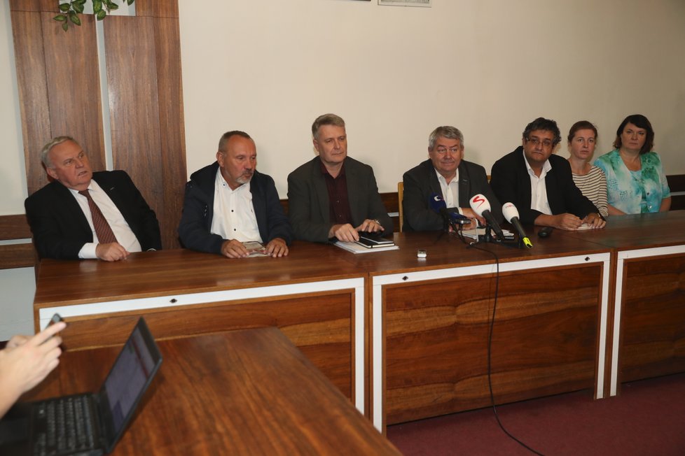 Ústřední výbor KSČM vyslovil nesouhlas s platformou Restart, která ve straně vznikla po neúspěchu ve volbách, řekl novinářům předseda komunistů Filip.