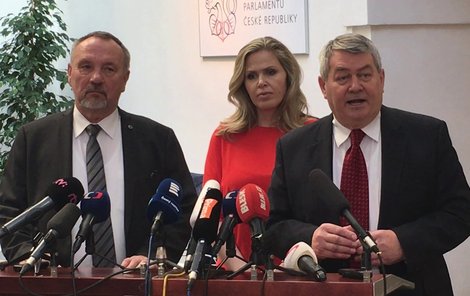 Komunisté Filip, Aulická Jírovcová a Kováčik na tiskovce ve Sněmovně (23.1.2019)