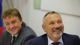 Krajské volby 2016: Místopředseda KSČM Jiří Dolejš a šéf poslanců KSČM Pavel Kováčik čekají na výsledky voleb.