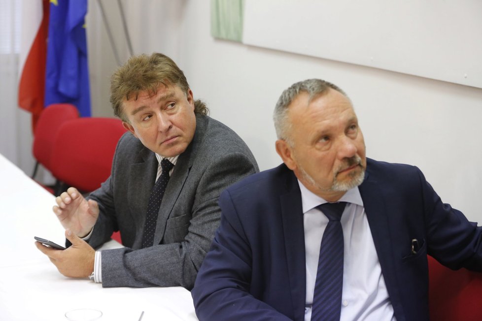 Krajské volby 2016: Místopředseda KSČM Jiří Dolejš a šéf poslanců KSČM Pavel Kováčik čekají na výsledky voleb