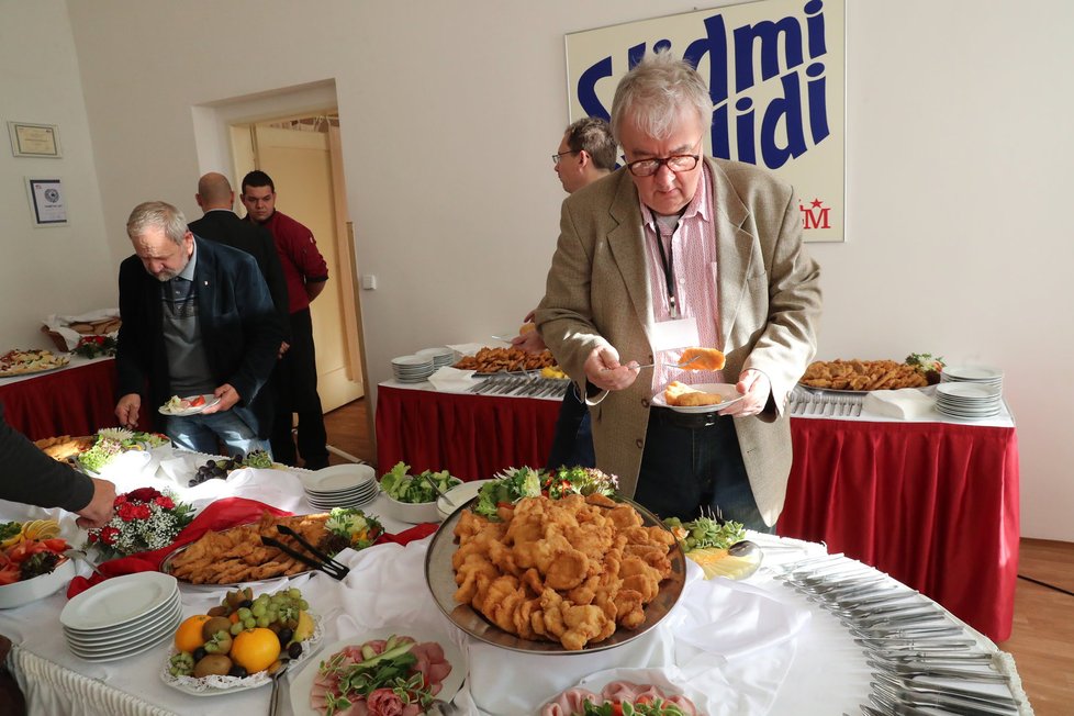 Občerstvení ve štábu KSČM