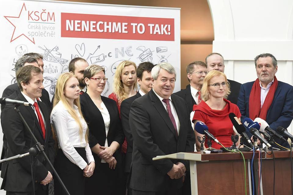 Kandidátku KSČM do Evropského parlamentu vede Kateřina Konečná (v červeném), vpravo od ní je stranický šéf Vojtěch Filip (6. 3. 2019)